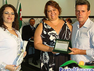 CIDADÃ HONORÁRIA – Juíza recebe título da Câmara Municipal de Lajinha